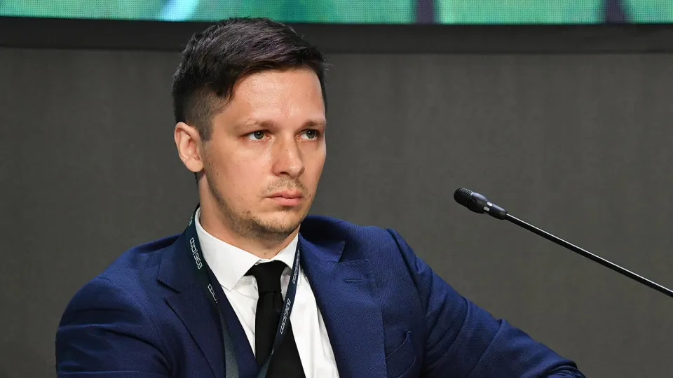 Государственный сектор России приближается к верхнему пределу; обсуждаются новые налоги и задачи бюджета, ожидается рост дефицита и обсуждаются меры по стабилизации налоговой политики.