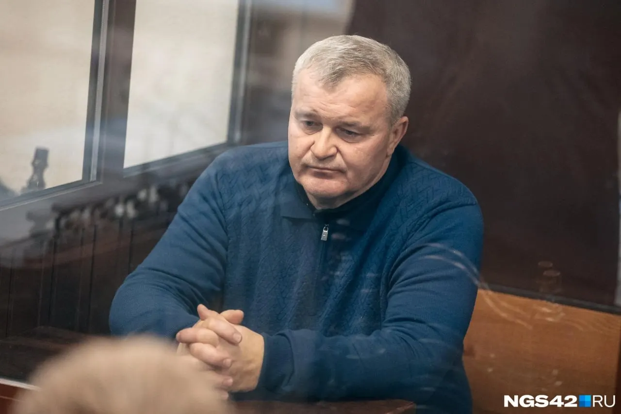 По данным следствия, у фигуранта планируют конфисковать около 150 млн рублей, однако эксперты считают, что сумма может оказаться в 20 раз выше из-за родственников, покупавших квартиры и автомобили на сомнительные деньги.