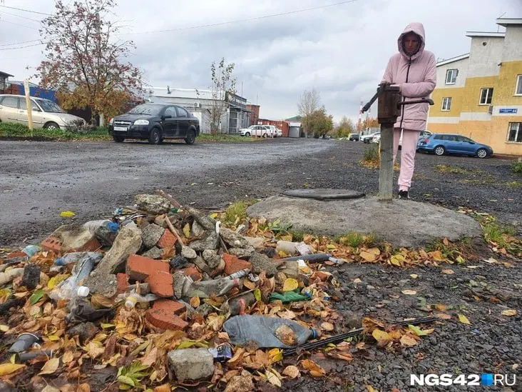 Полгода частные дома Заводского района страдают от сырости: плесень, насекомые и запах бензина, который пронизывает подвалы.