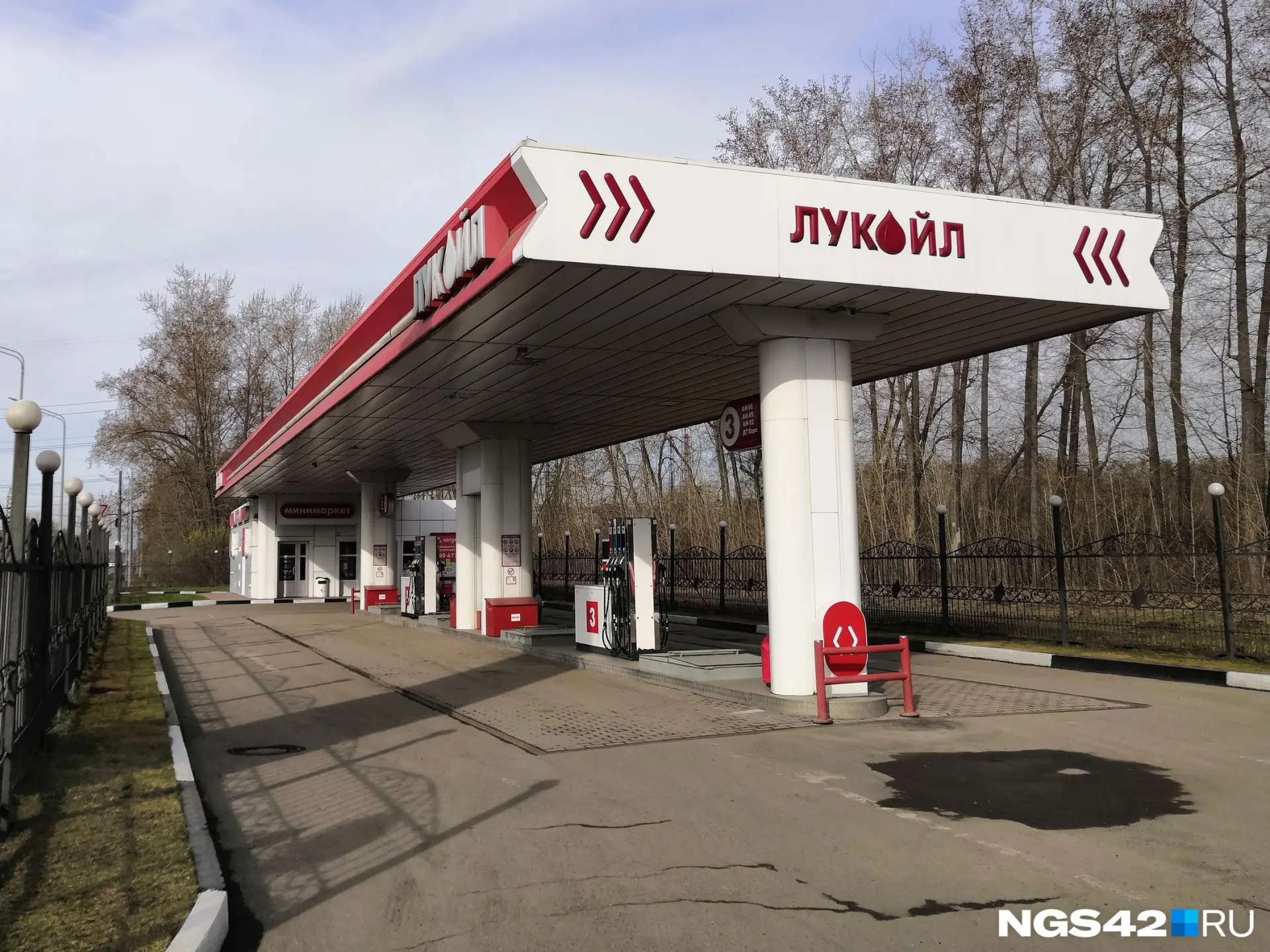 В регионе противоречивые данные по ценам на бензин: на АЗС Лукойл отмечено снижение, а на заправках Газпромнефти — рост. Разбираемся и сверяем с официальной статистикой.